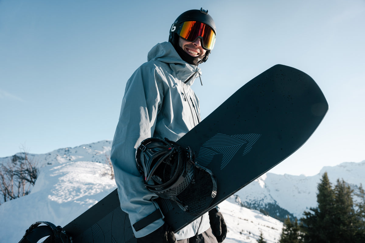 Rider carvant dans la poudreuse profonde sur une board Borealis